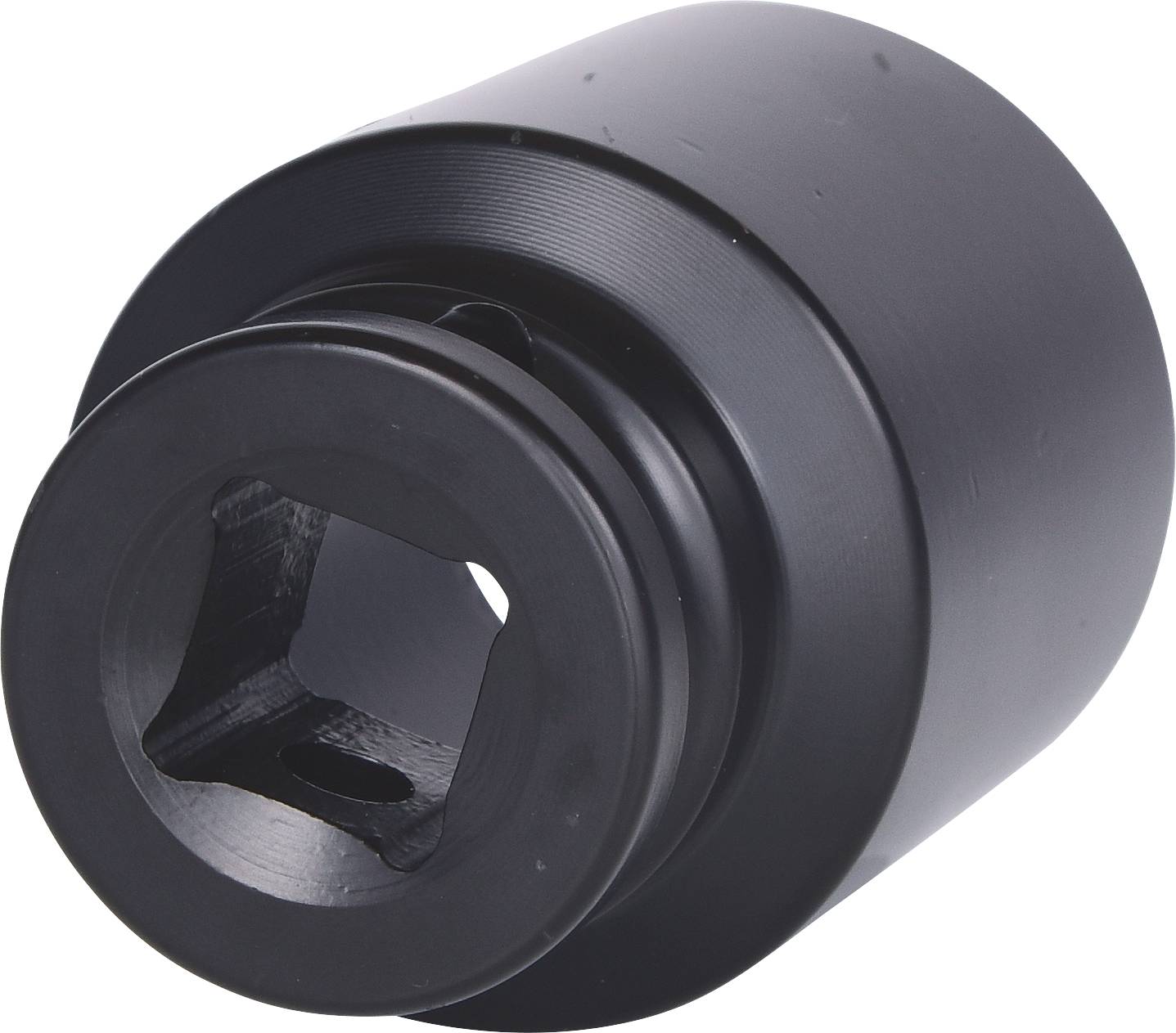 Czarna metalowa nakrętka z kwadratowym otworem pośrodku, o kształcie cylindrycznym, stosowana w dziedzinie mechaniki do śrub.