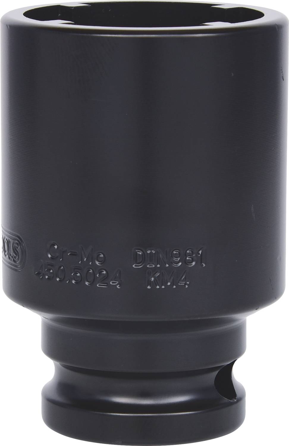 Czarna wtyczka metalowa z wygrawerowanymi po bokach cyframi i literami.