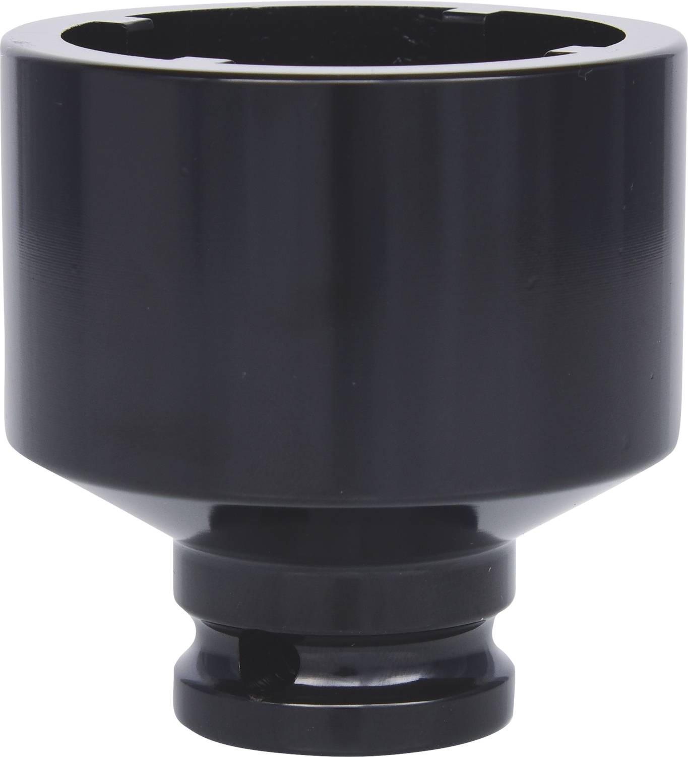 Czarna stalowa tuleja, ukształtowana cylindrycznie, o jednolitej powierzchni, dolna sekcja szersza niż górna.