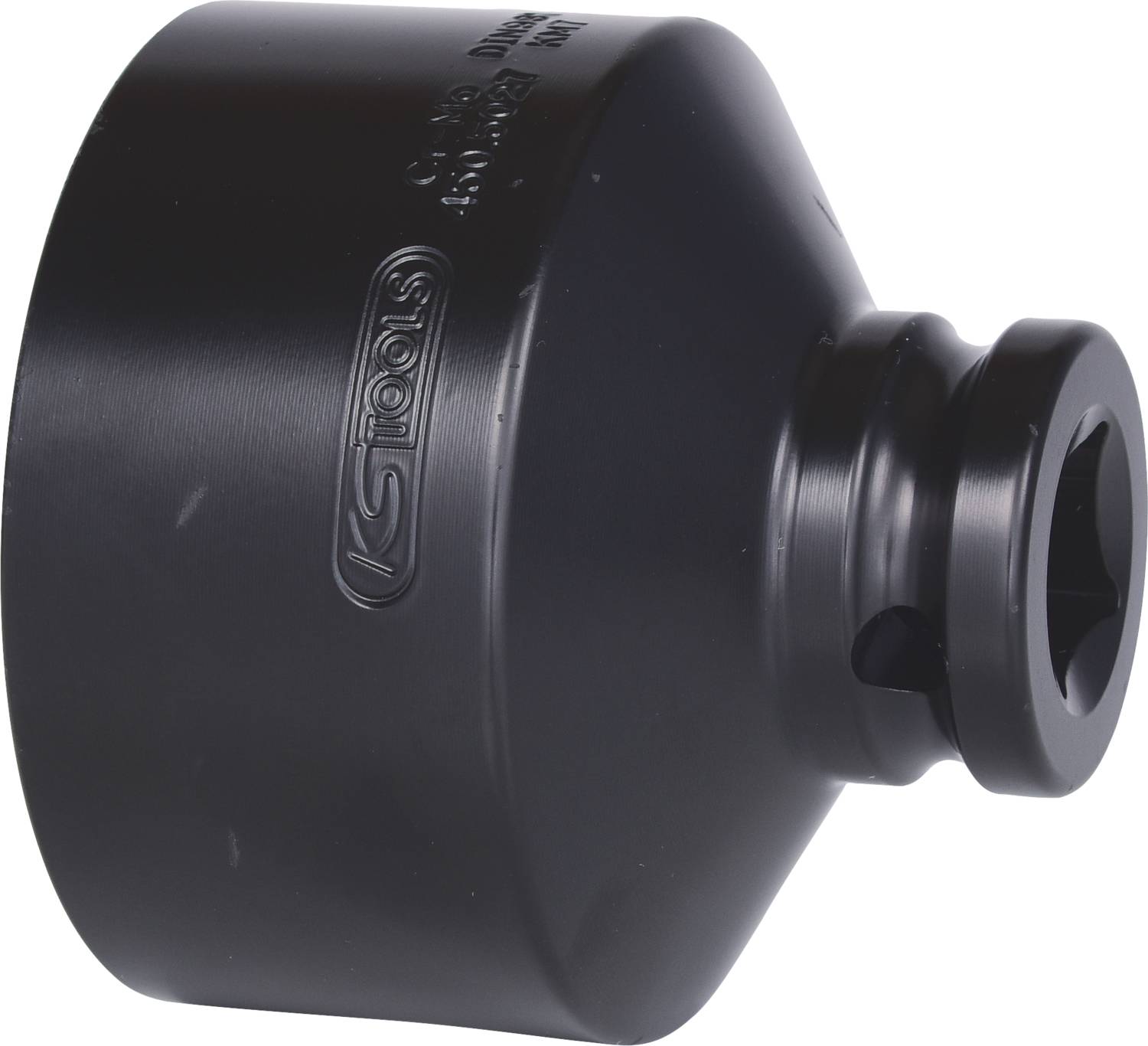 Czarne metalowe narzędzie o kształcie cylindrycznym z oznaczeniami z boku; służy do mocowania lub dopasowywania elementów technicznych.