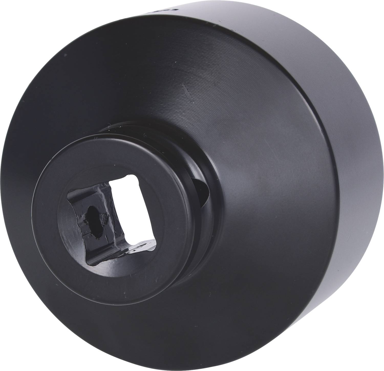 Czarny, cylindryczny przyrząd z kwadratowym otworem z przodu, prawdopodobnie rodzaj adaptera lub nasadki.