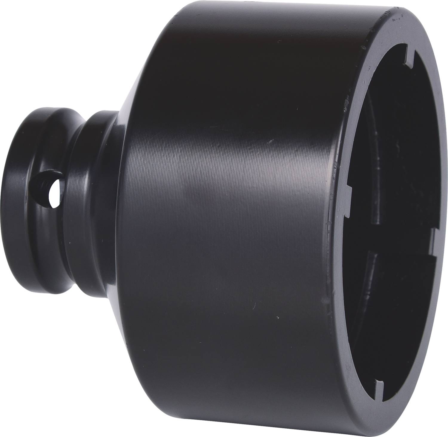 Czarny element metalowy w kształcie cylindra z wycięciem z boku i otworem z przodu.