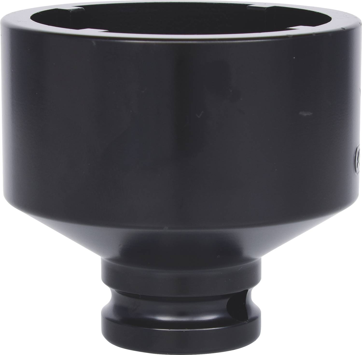 Czarny, cylindryczny element metalowy o szerszej górnej i węższej dolnej części, prawdopodobnie adapter lub łącznik.