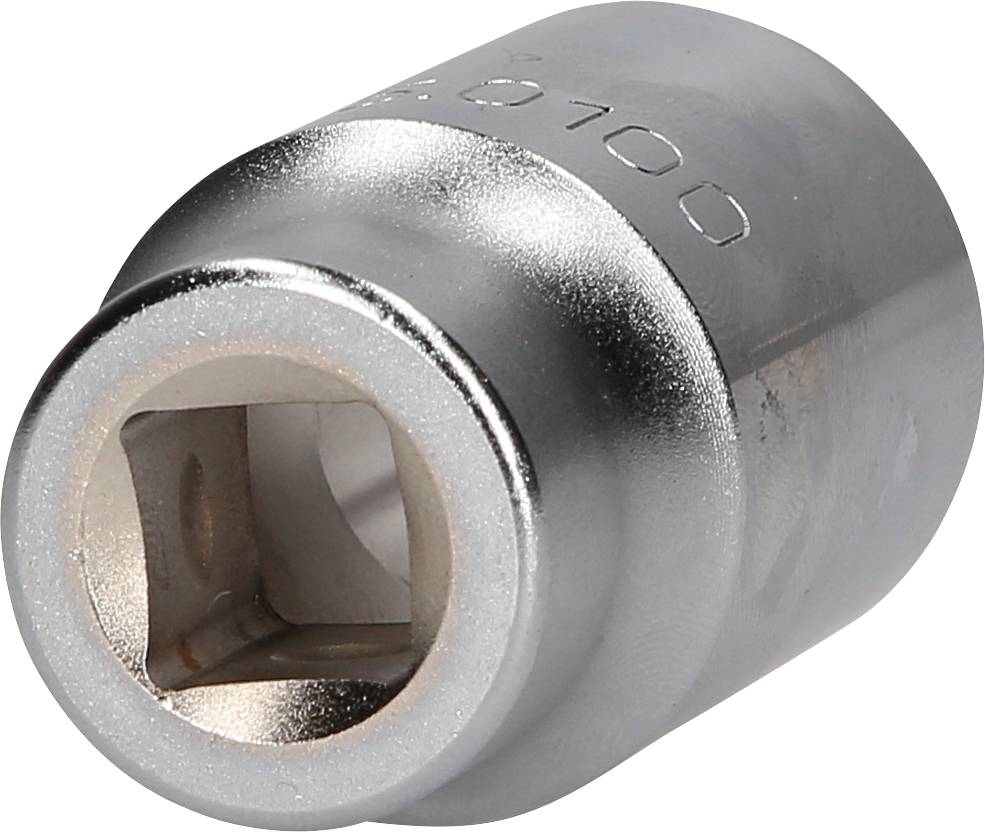 Srebrny metalowy klucz nasadowy z kwadratowym otworem. Używany do prac przy maszynach lub pojazdach.