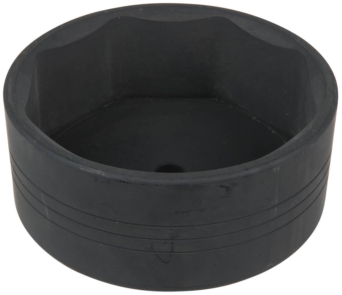 Czarna, okrągła, wytrzymała nasadka z tworzywa sztucznego z prążkowaną krawędzią. Odpowiednia jako element ochronny lub osłonowy w różnych zastosowaniach.