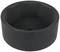 Czarna, okrągła, wytrzymała nasadka z tworzywa sztucznego z prążkowaną krawędzią. Odpowiednia jako element ochronny lub osłonowy w różnych zastosowaniach.