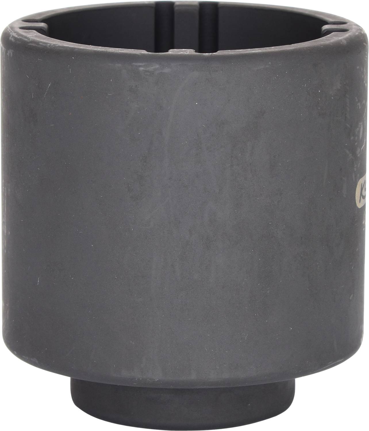 Szary, cylindryczny adapter metalowy o gładkiej powierzchni, prawdopodobnie stosowany jako połączenie lub przejście w zastosowaniach technicznych.