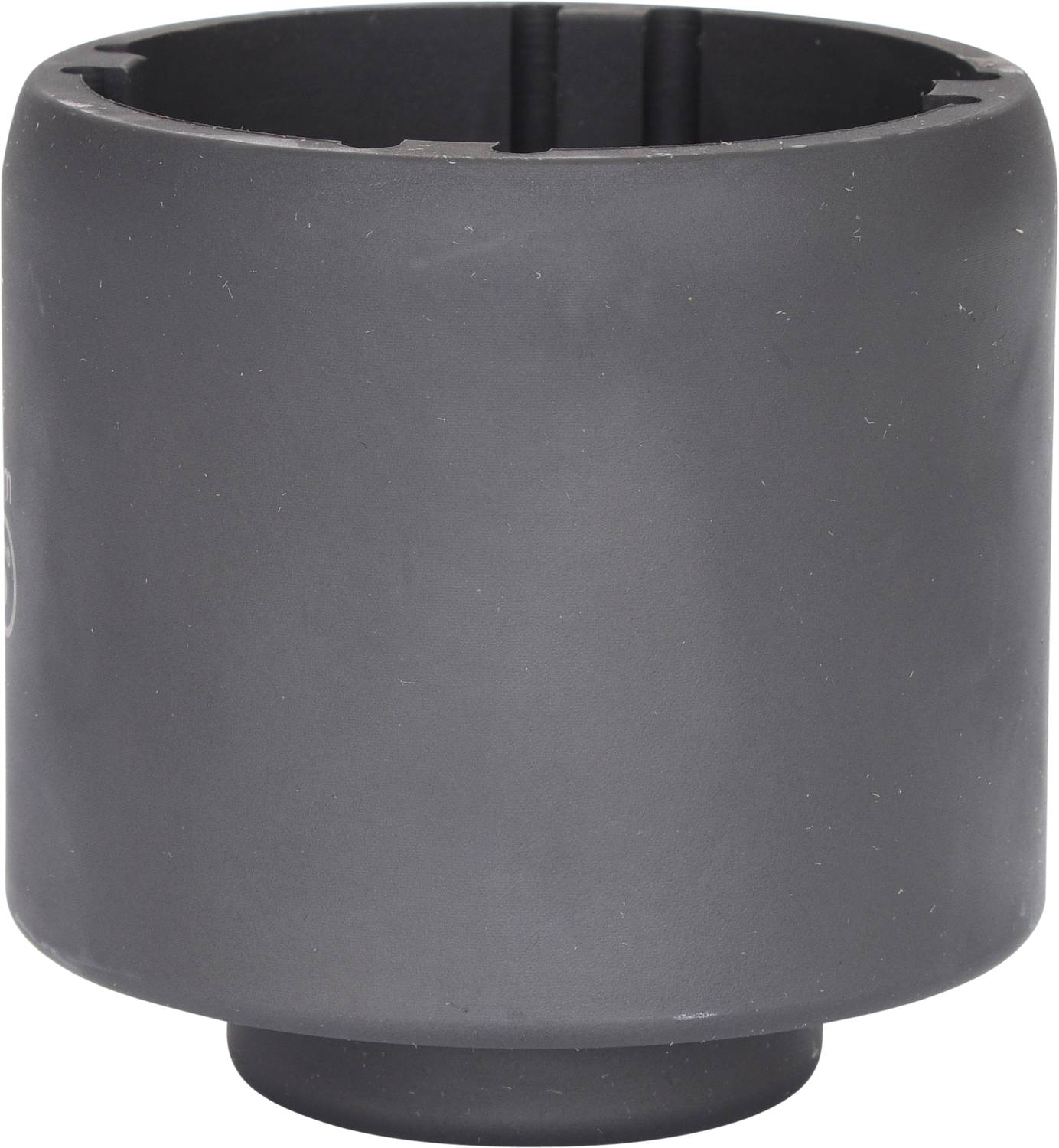 Szary, cylindryczny metalowy uchwyt narzędziowy, prawdopodobnie adapter nasadki, na białym tle.