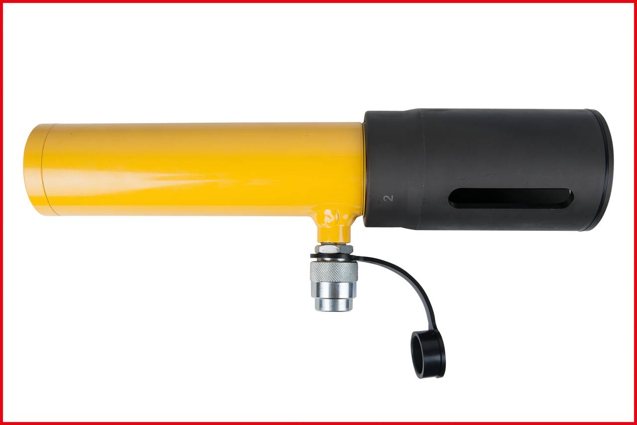 Żółta, cylindryczna rura z czarnym złączem na końcu i metalowym złączem poniżej, sfotografowana na białym tle.