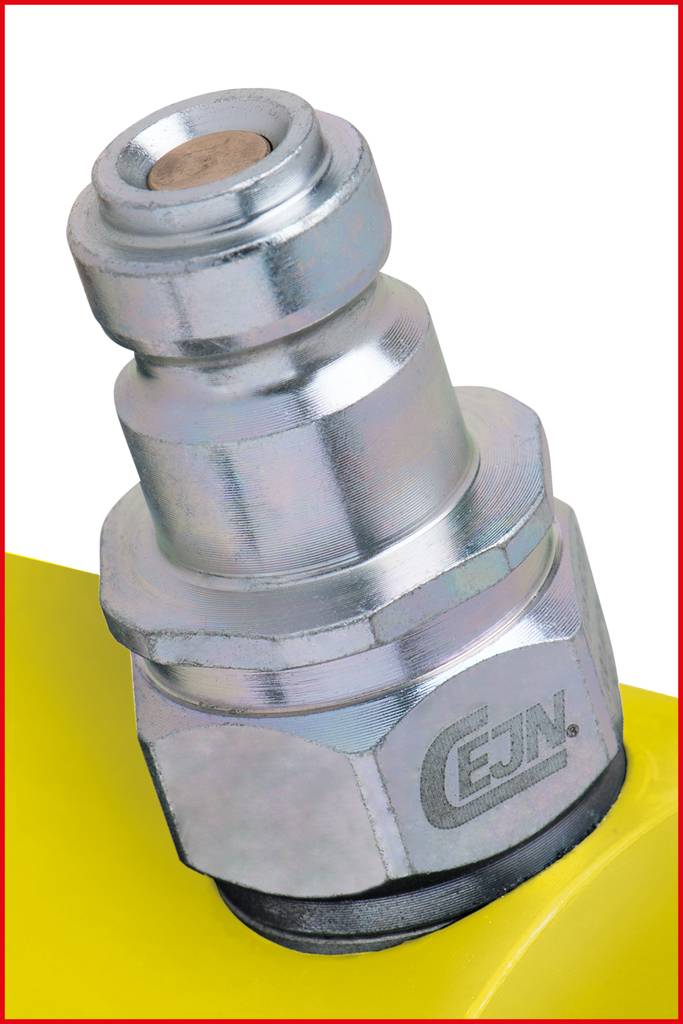 Zbliżenie złączki metalowej na żółtym tle. Złączka posiada logo CEJN i jest wyraźnie przeznaczona do użytku w instalacjach sprężonego powietrza.