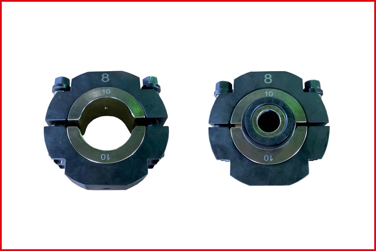 Dwie czarne metalowe zaciski z numerem '8' widocznym z przodu i z tyłu. Tekst '10' widoczny na obu zaciskach.