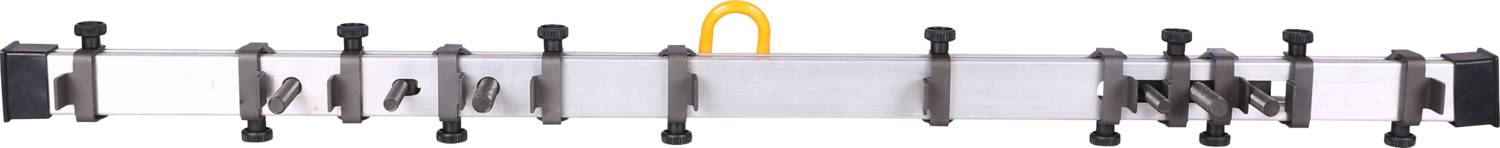 Listwa z haczykami na ubrania z wieloma czarnymi haczykami na metalowym pręcie, przeznaczona do zawieszania odzieży lub akcesoriów.