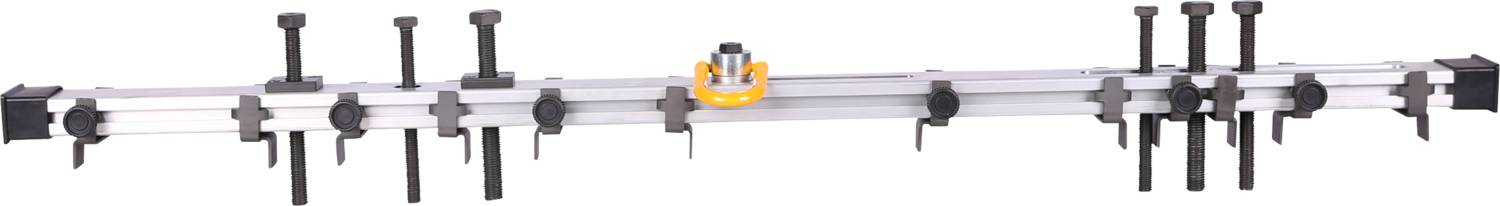 Metalowa belka z kilkoma czarnymi zaciskami i żółtym uchwytem pośrodku, prawdopodobnie używana do precyzyjnych pomiarów lub mocowań.