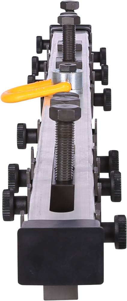 Metalowe urządzenie ze śrubami i nakrętkami, obiekt do przebudowy z żółtym hakiem na górnej części, widok z góry o symetrycznym designie.