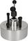 Okrągłe metalowe urządzenie zaciskowe z wieloma śrubami i dźwignią do mocowania przedmiotów obrabianych w procesie produkcyjnym.