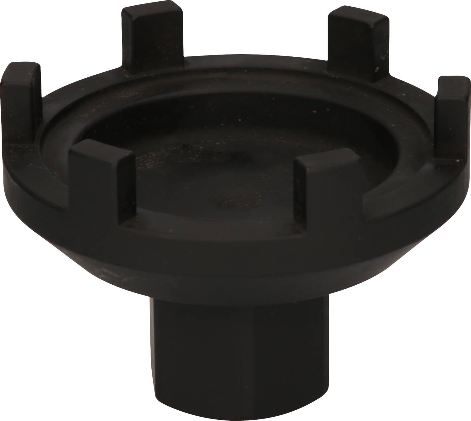 Czarne metalowe narzędzie, prawdopodobnie klucz do filtra oleju. Ma okrągły kształt z sześcioma wystającymi zębami na górnej powierzchni.