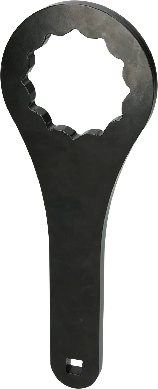 Na ilustracji widać płaski, czarny klucz z okrągłym, ząbkowanym końcem. Prawdopodobnie służy do odkręcania lub dokręcania specjalnych nakrętek.