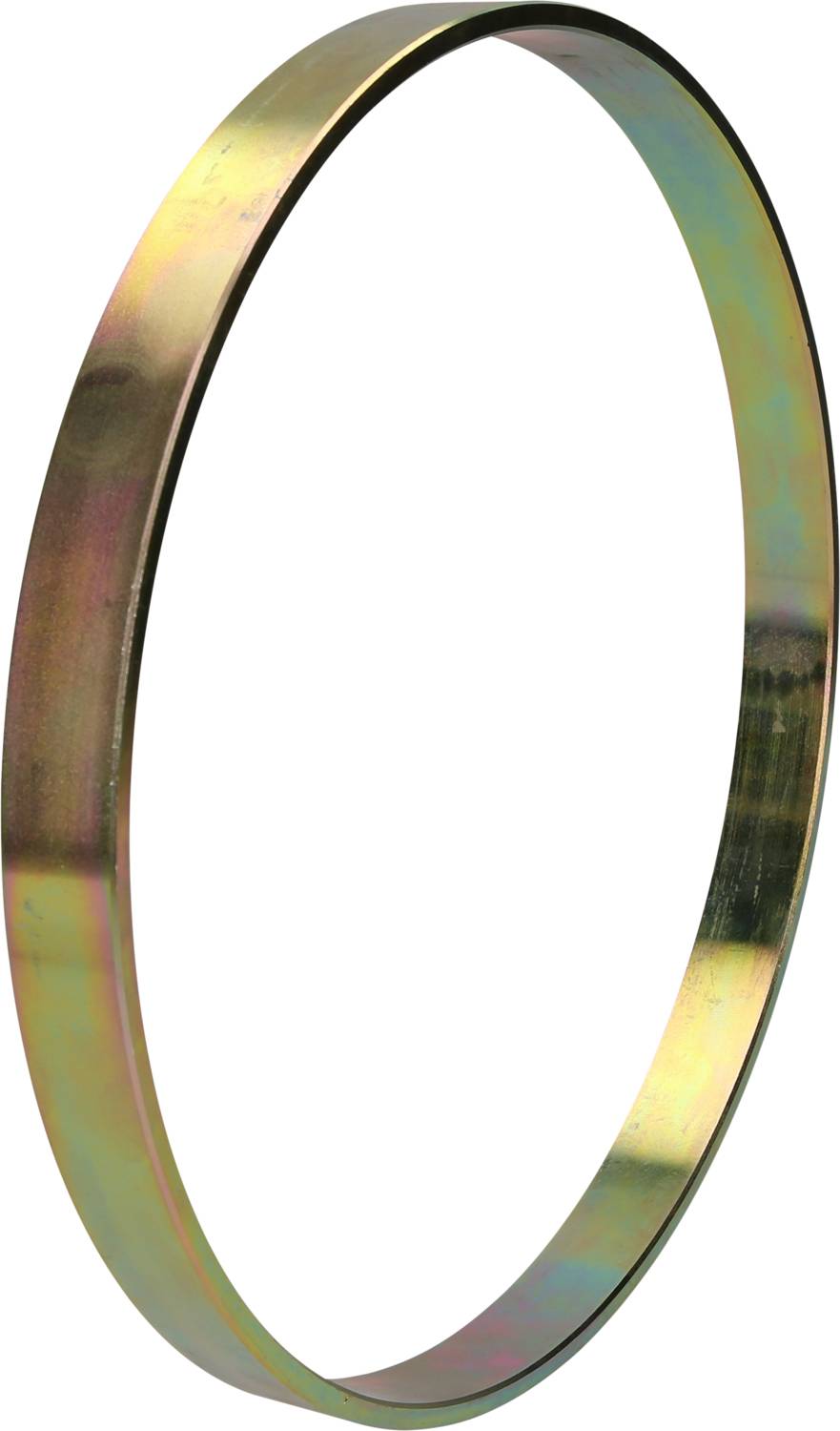 Złoty metalowy pierścień, wąski i gładki, unosi się na białym tle.