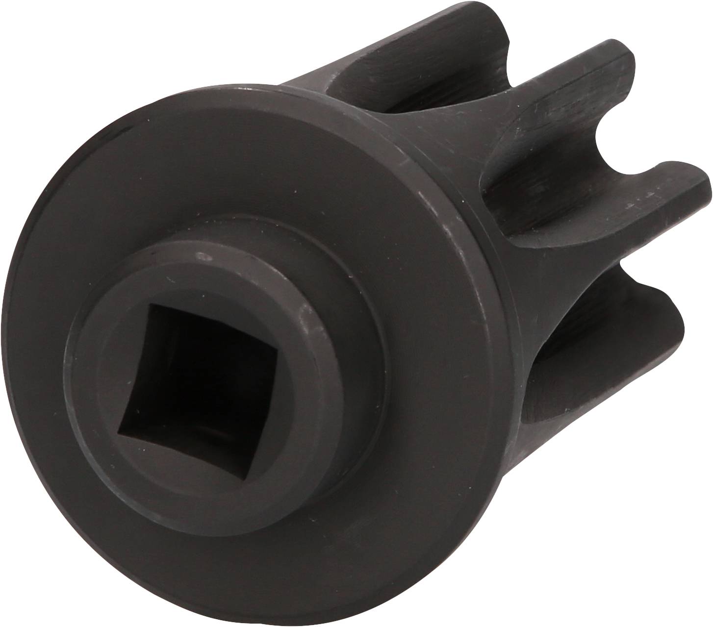 Czarny metalowy element z kwadratowym otworem z przodu i kilkoma rowkami.