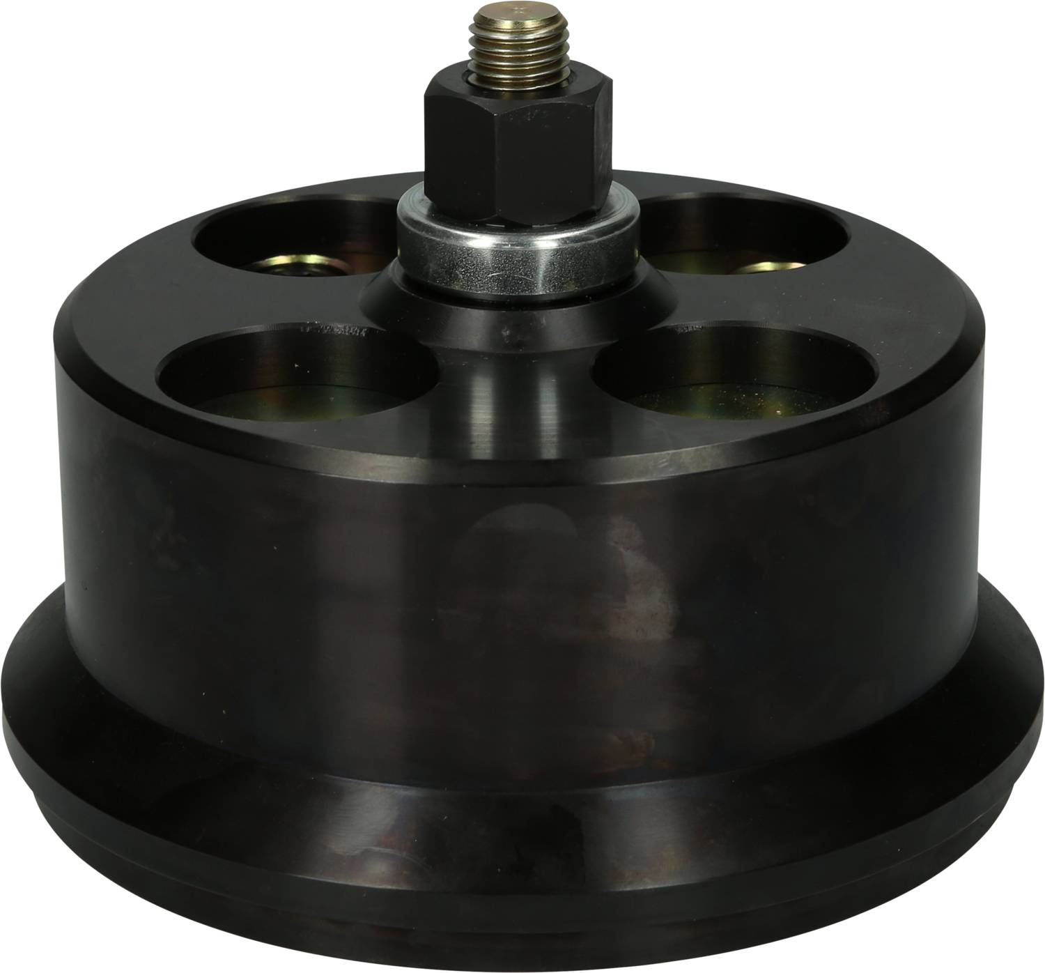 Masywna, okrągła, czarna metalowa część z wieloma otworami. Na górze znajduje się śruba. Wygląda na przemysłowy element maszyny.