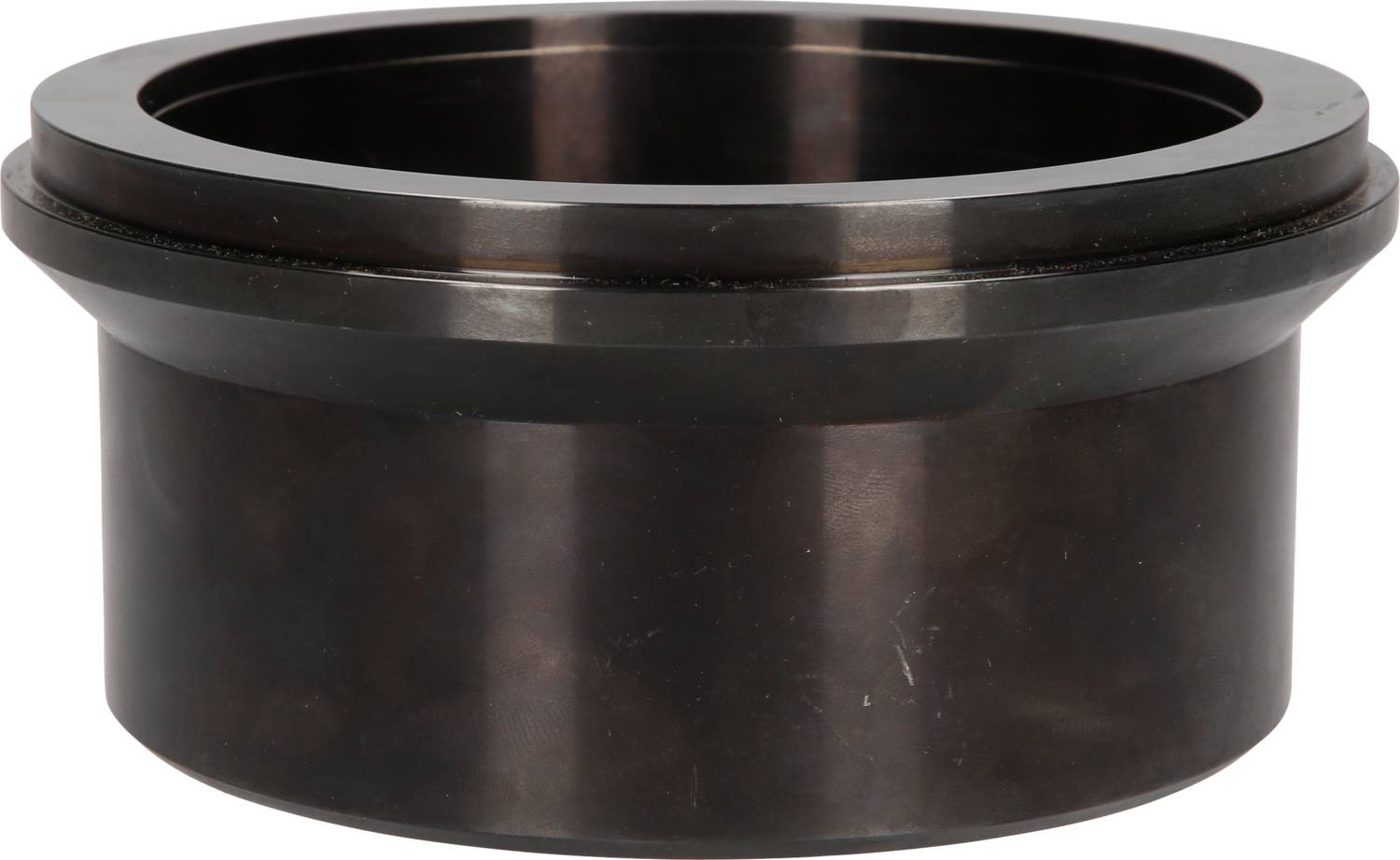 Czarny, okrągły metalowy cylinder z szerokim brzegiem.