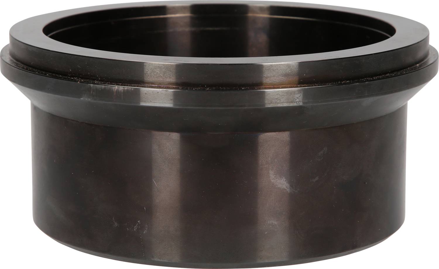 Metalowy cylinder, połyskująca powierzchnia, szeroki brzeg.