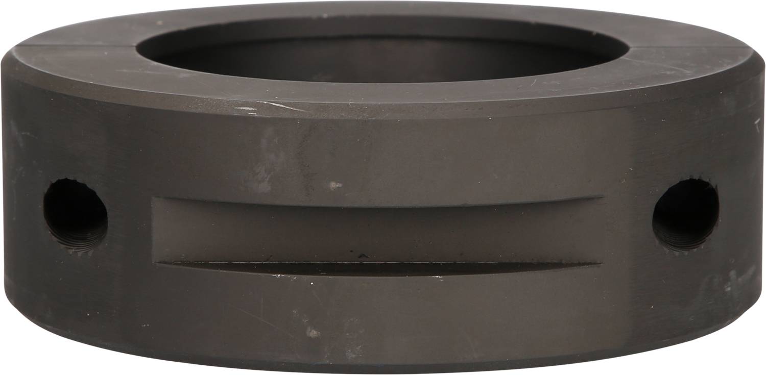 Przedstawiony pierścień metalowy posiada dwie otwory i szerokie, pionowe wgłębienie. Wydaje się, że jest przeznaczony do zastosowań przemysłowych.