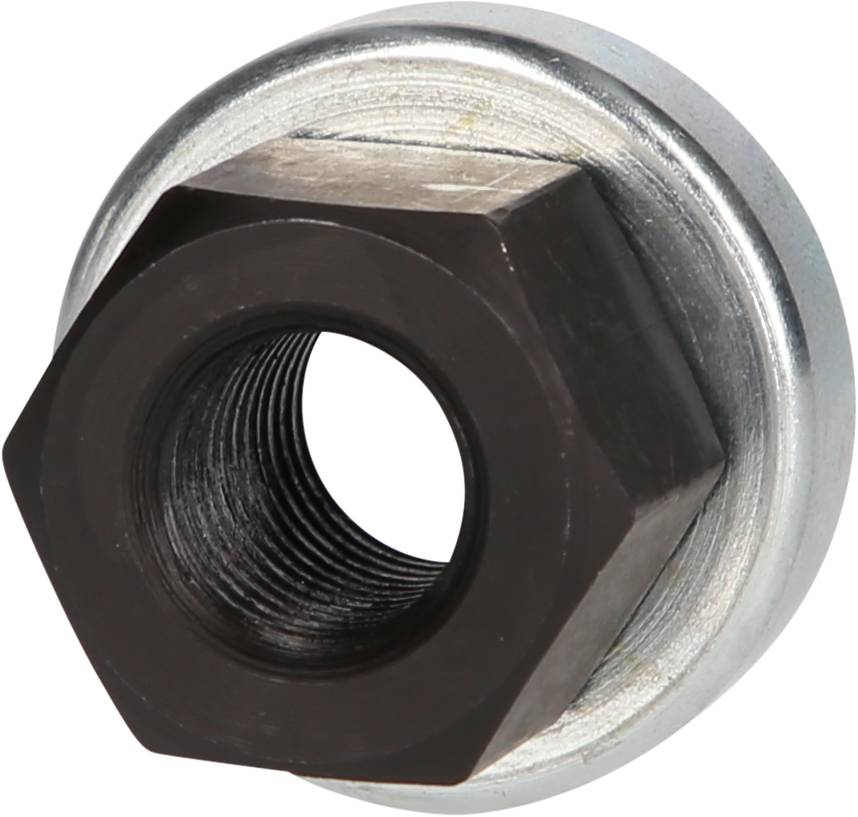 Czarna nakrętka sześciokątna w srebrnym pierścieniu metalowym, ujęcie z bliska na białym tle.