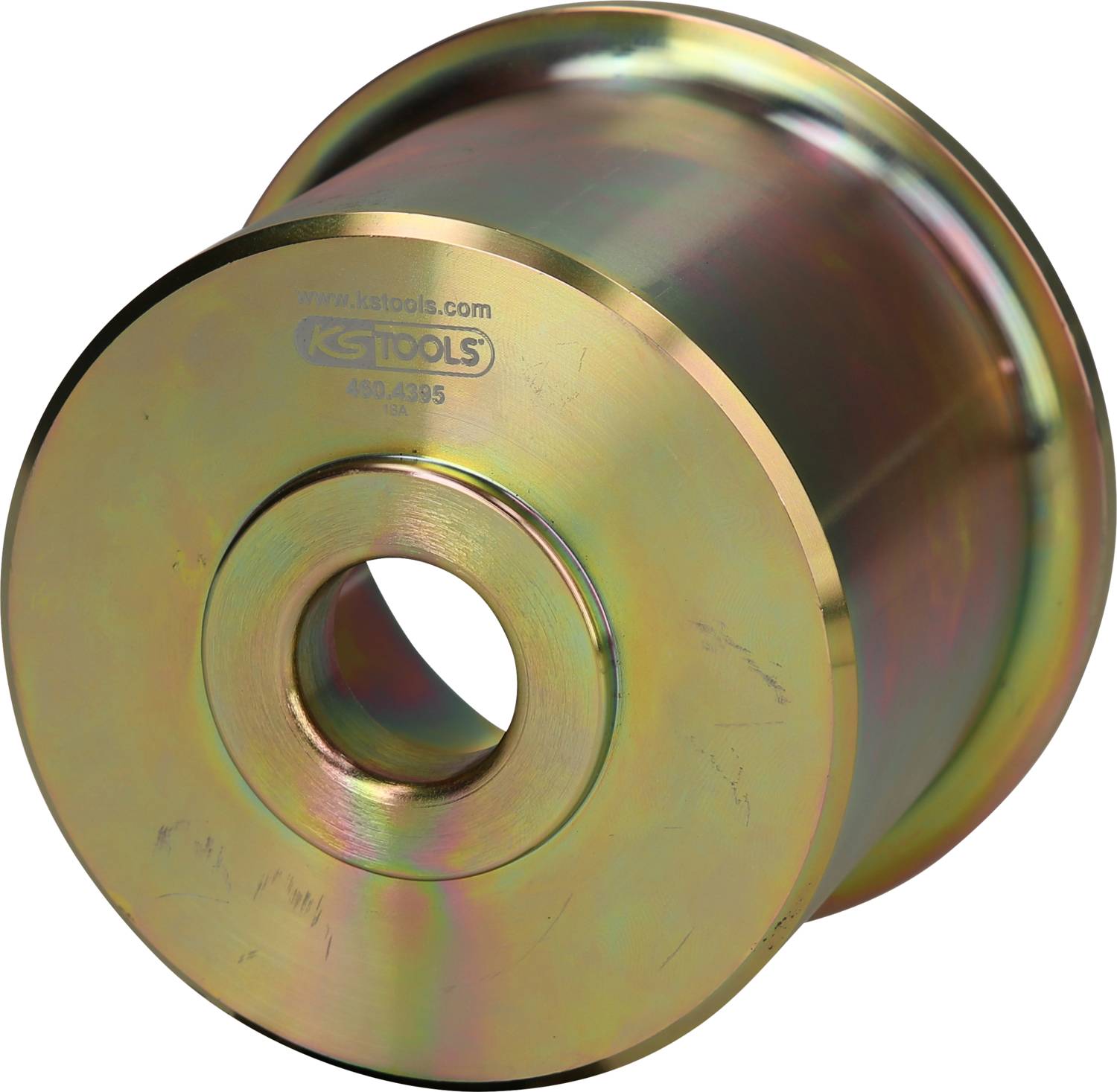 Złoty metalowy cylinder adaptera z centralnym otworem i wygrawerowanym logo.