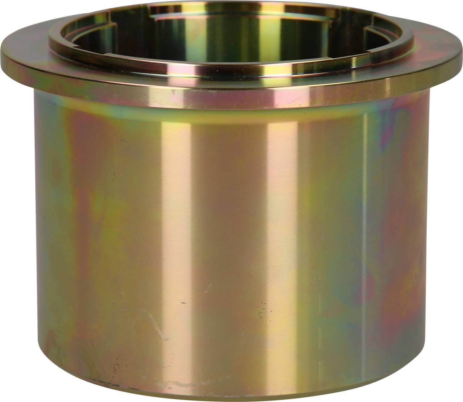 Cylindryczny metalowy przewód z błyszczącą, tęczową powłoką. Posiada szeroką, płaską górną krawędź.