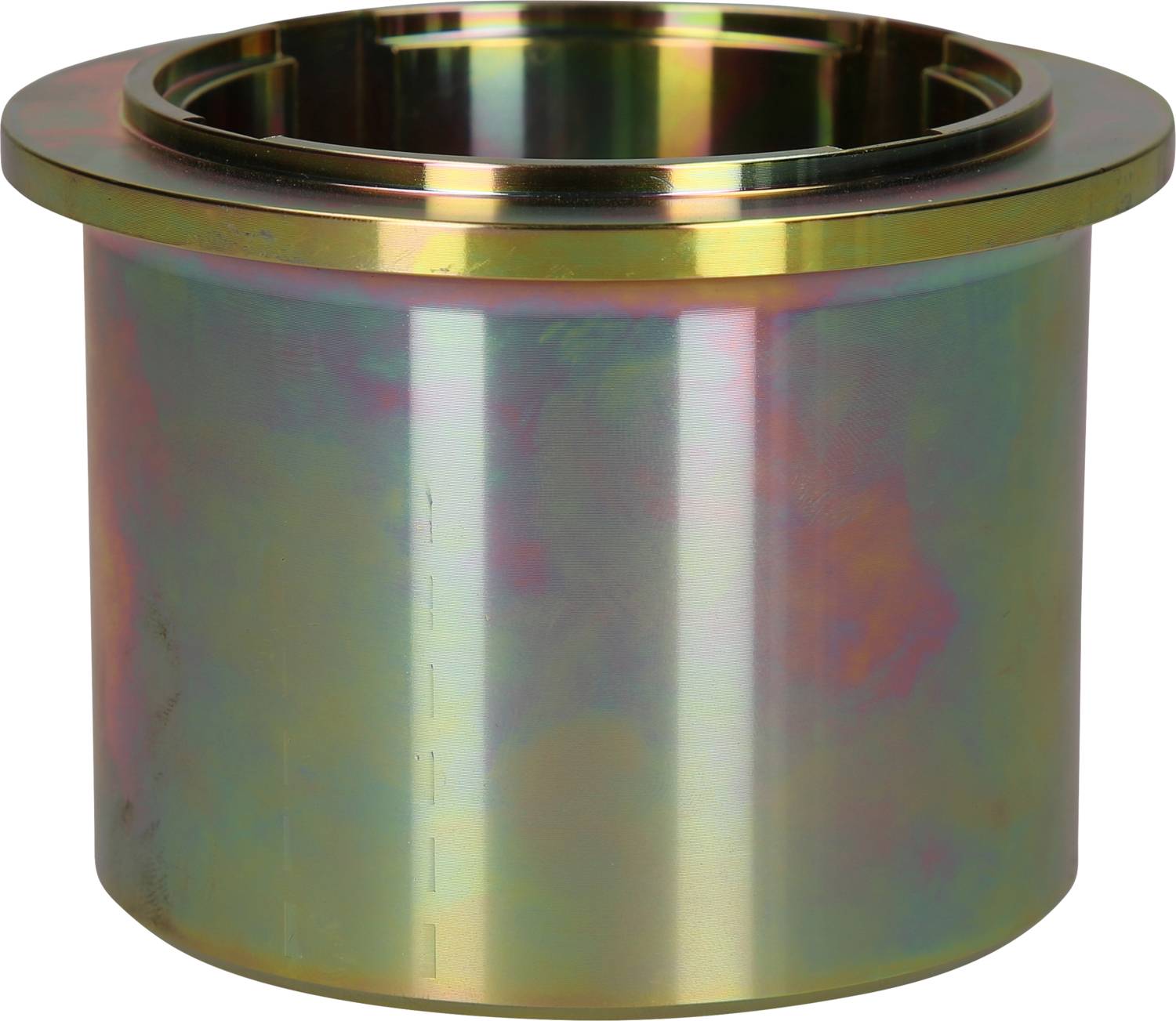 Cylindryczny element metalowy z wypolerowaną powierzchnią, posiadający otwór w górnej części.