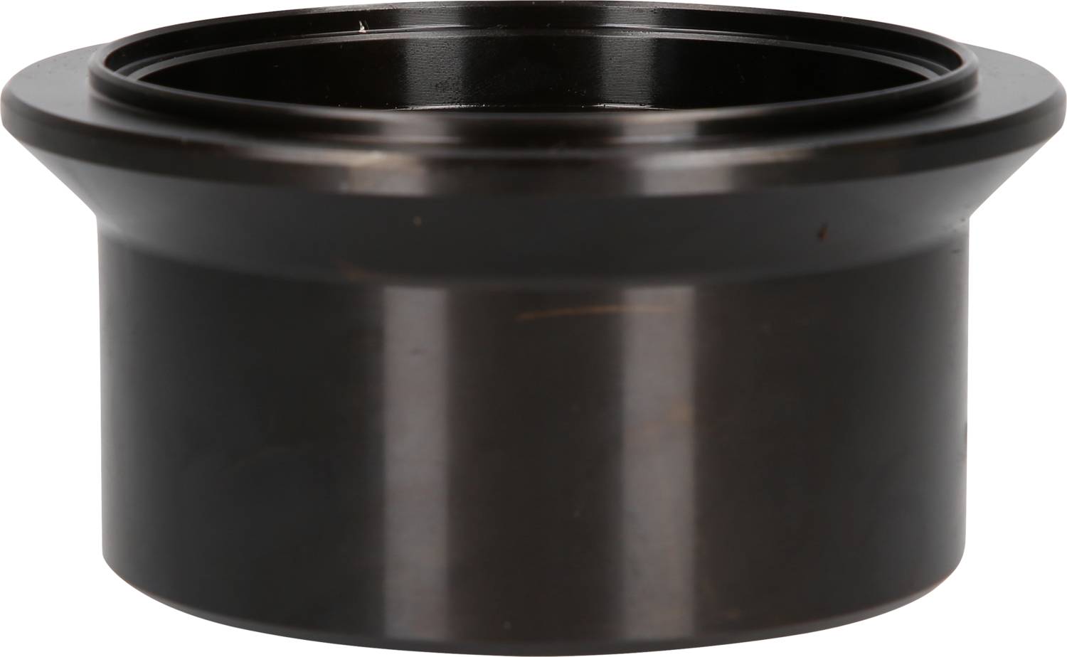 Czarny adapter z tworzywa sztucznego o szerokim obrzeżu i cylindrycznym kształcie. Często stosowany jako element łączący w zastosowaniach technicznych.