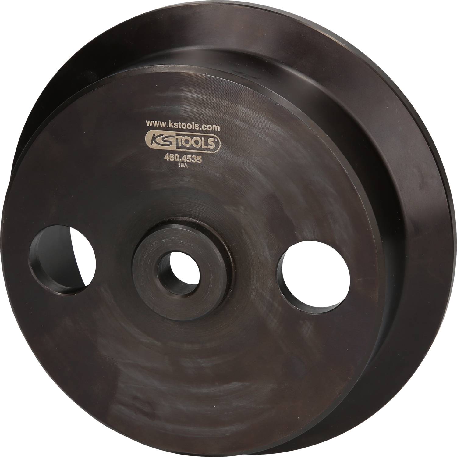 Ciemna metalowa tarcza z dwoma dużymi okrągłymi otworami i mniejszym otworem pośrodku. Na górze widnieje napis 'KS TOOLS' oraz numer modelu.