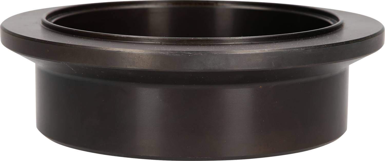 Okrągła ciemna część metalowa z szerokim rantem i otwartym środkiem, prawdopodobnie używana jako element obudowy lub adapter.