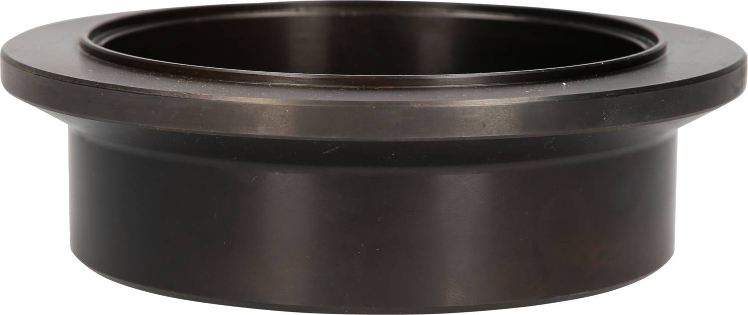 Ciemny, okrągły metalowy kołnierz z szerokim i wysokim brzegiem, umieszczony na białym tle.