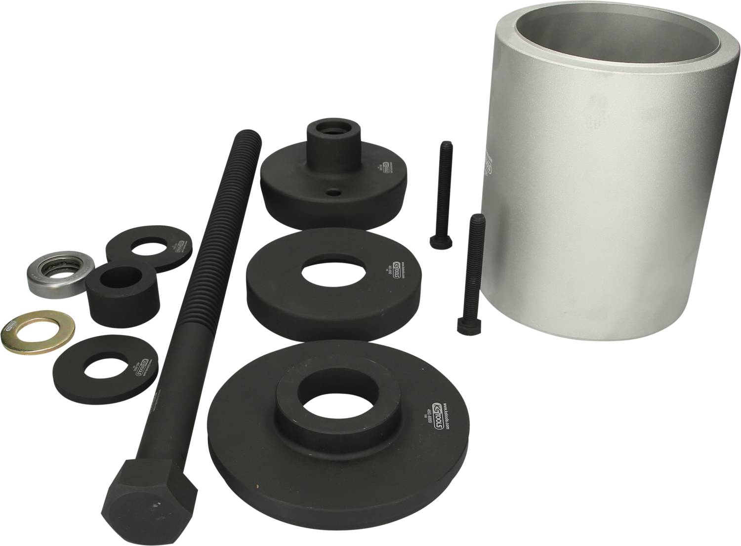 Różne elementy mechanicznego zestawu narzędziowego, w tym śruby, nakrętki i okrągłe podkładki, na białym tle.