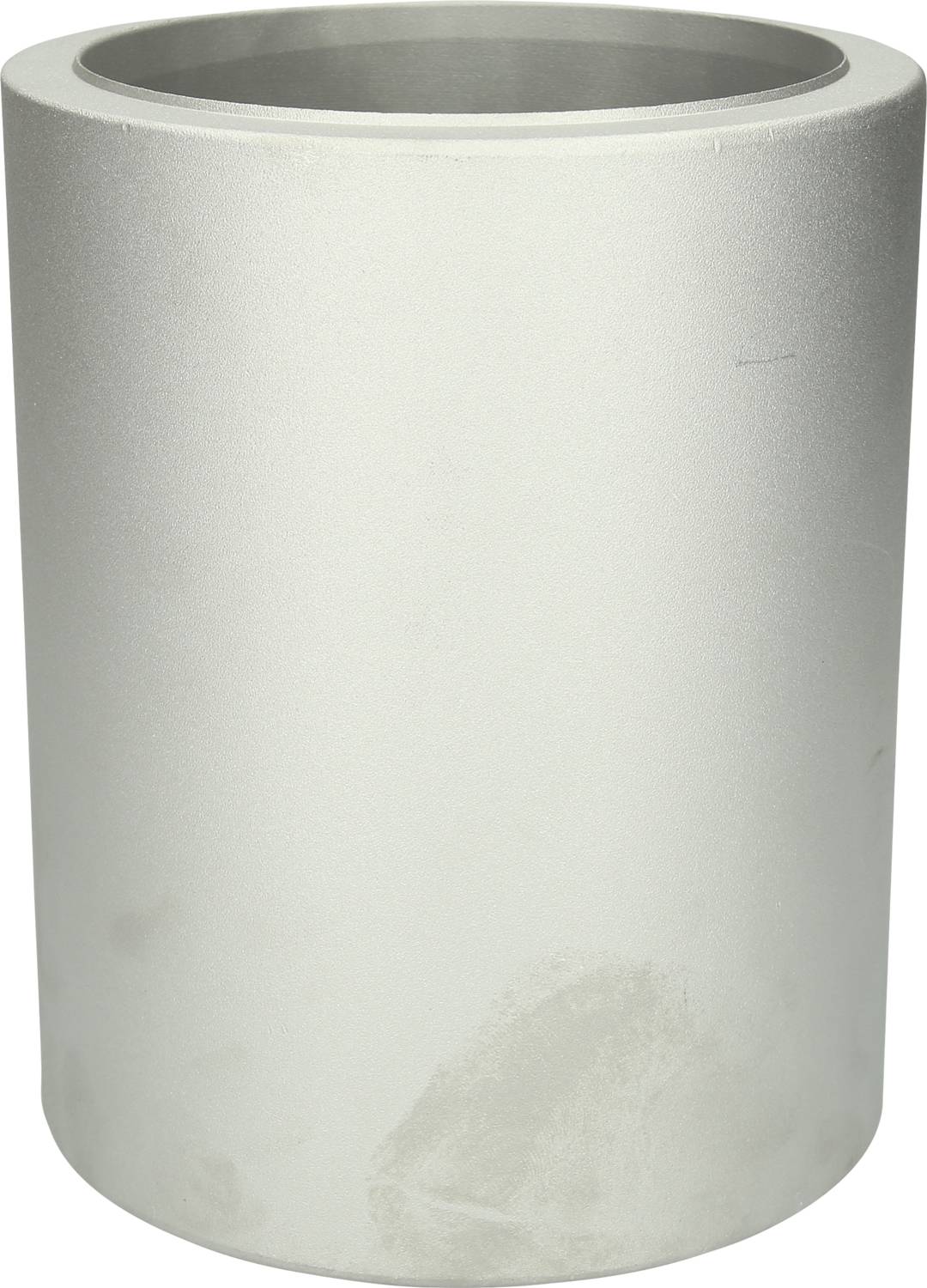 Pusty, srebrny cylinder kosza na śmieci na białym tle.