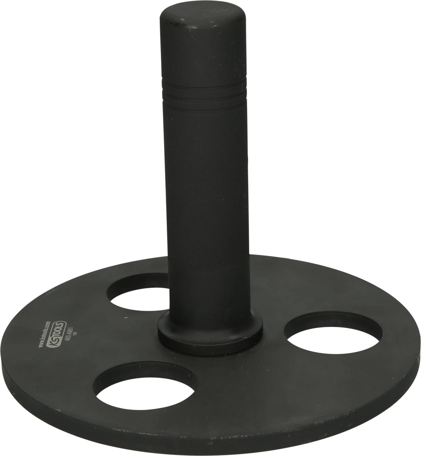 Czarna okrągła platforma z trzema okrągłymi otworami i pionowym uchwytem pośrodku, używana w systemach słupowych.