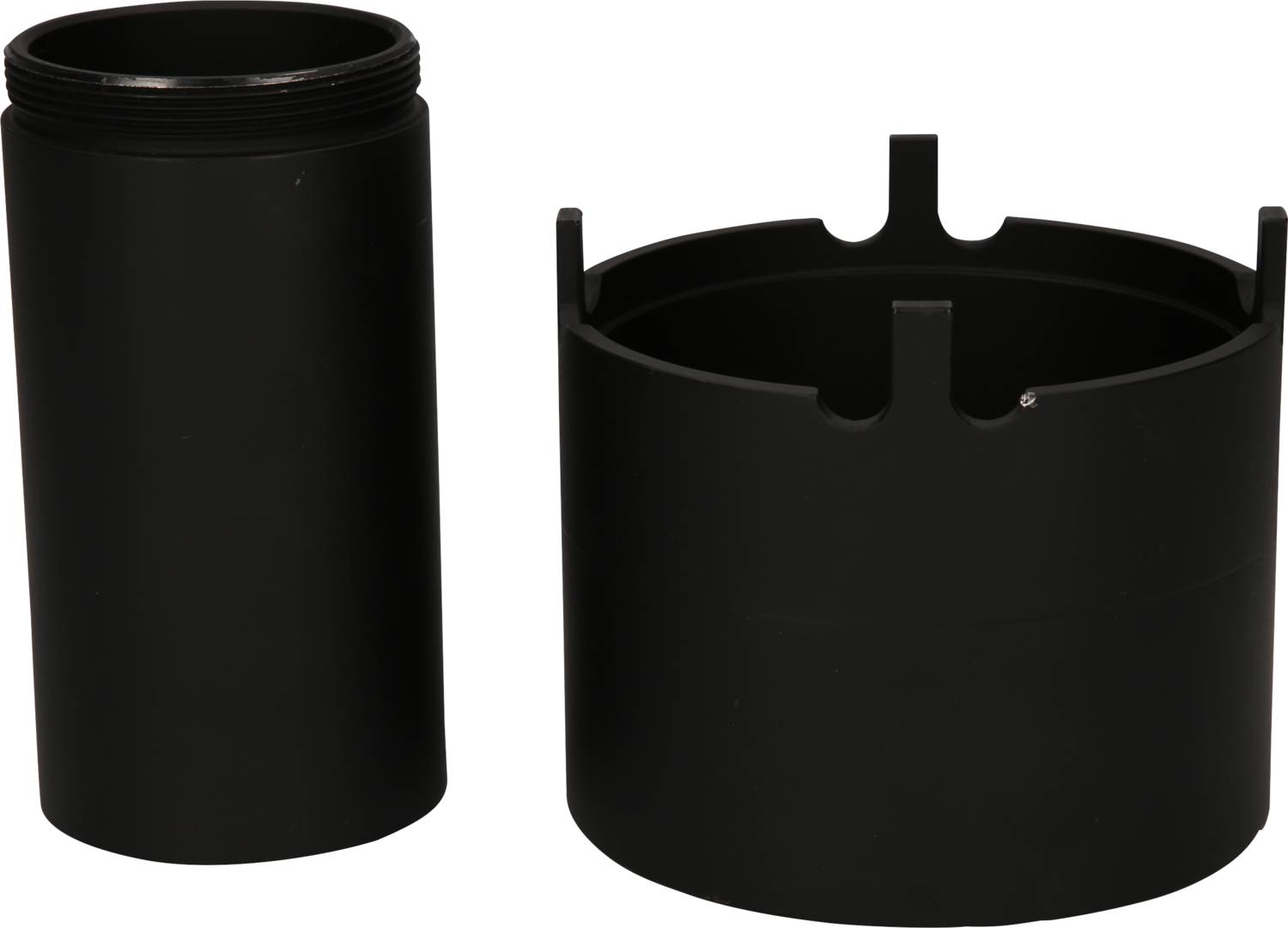 'Dwa czarne obiekty o kształcie cylindrycznym ułożone obok siebie. Po lewej stronie zamknięta rura, po prawej otwarty uchwyt cylindryczny.'