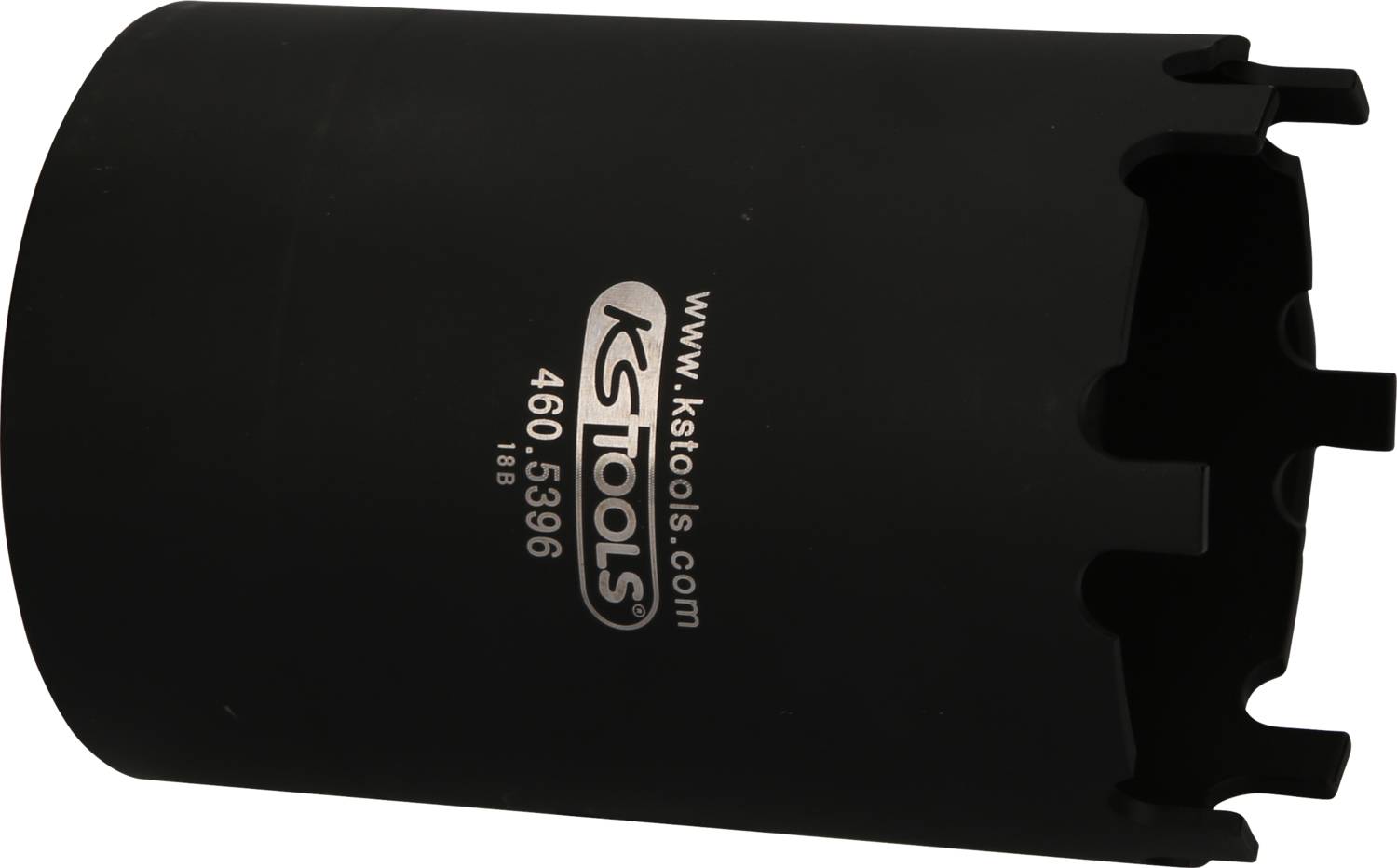 Okrągła złącza zębata z czarną powierzchnią, na której wygrawerowana jest strona internetowa producenta oraz numer produktu.