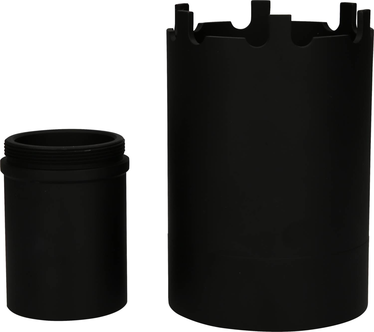 'Dwa czarne cylindryczne pojemniki, lewy jest mniejszy i posiada gwint gwintowany, prawy jest większy z zaokrąglonymi wcięciami przy górnej krawędzi.'