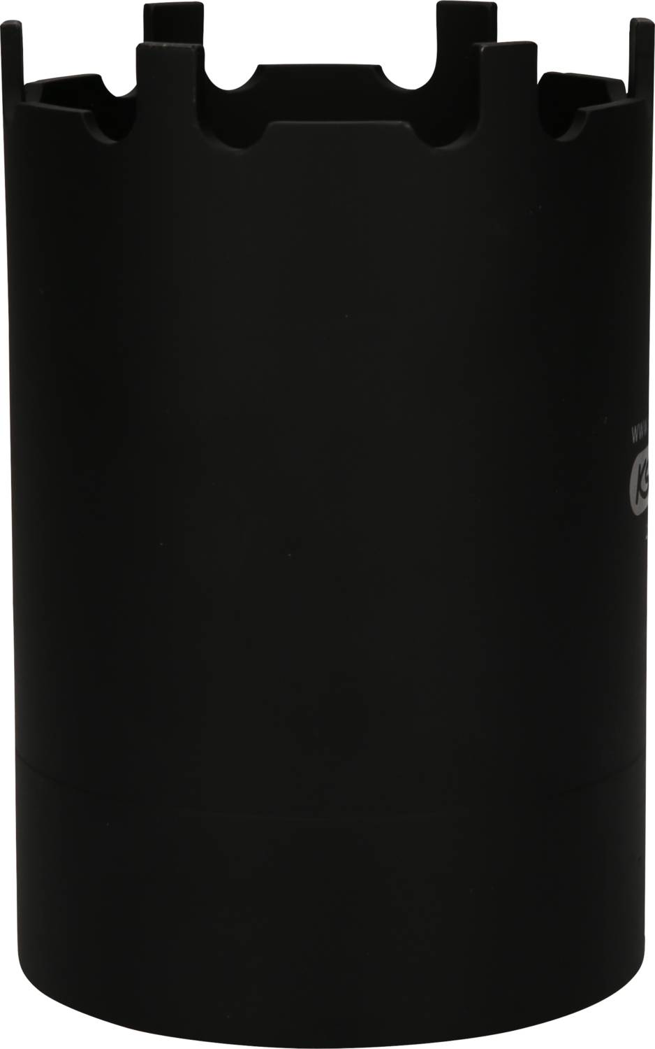 Czarny, cylindryczny adapter wiertarski z ząbkowaną krawędzią, odpowiedni do prac na twardych powierzchniach.