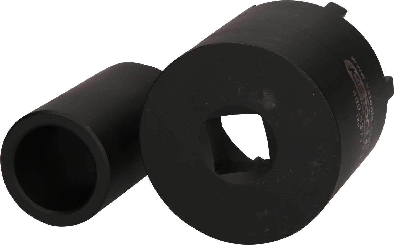 'Dwie czarne stalowe tuleje, jedna cylindryczna, a druga z otworem kwadratowym, do użycia z kluczem dynamometrycznym.'