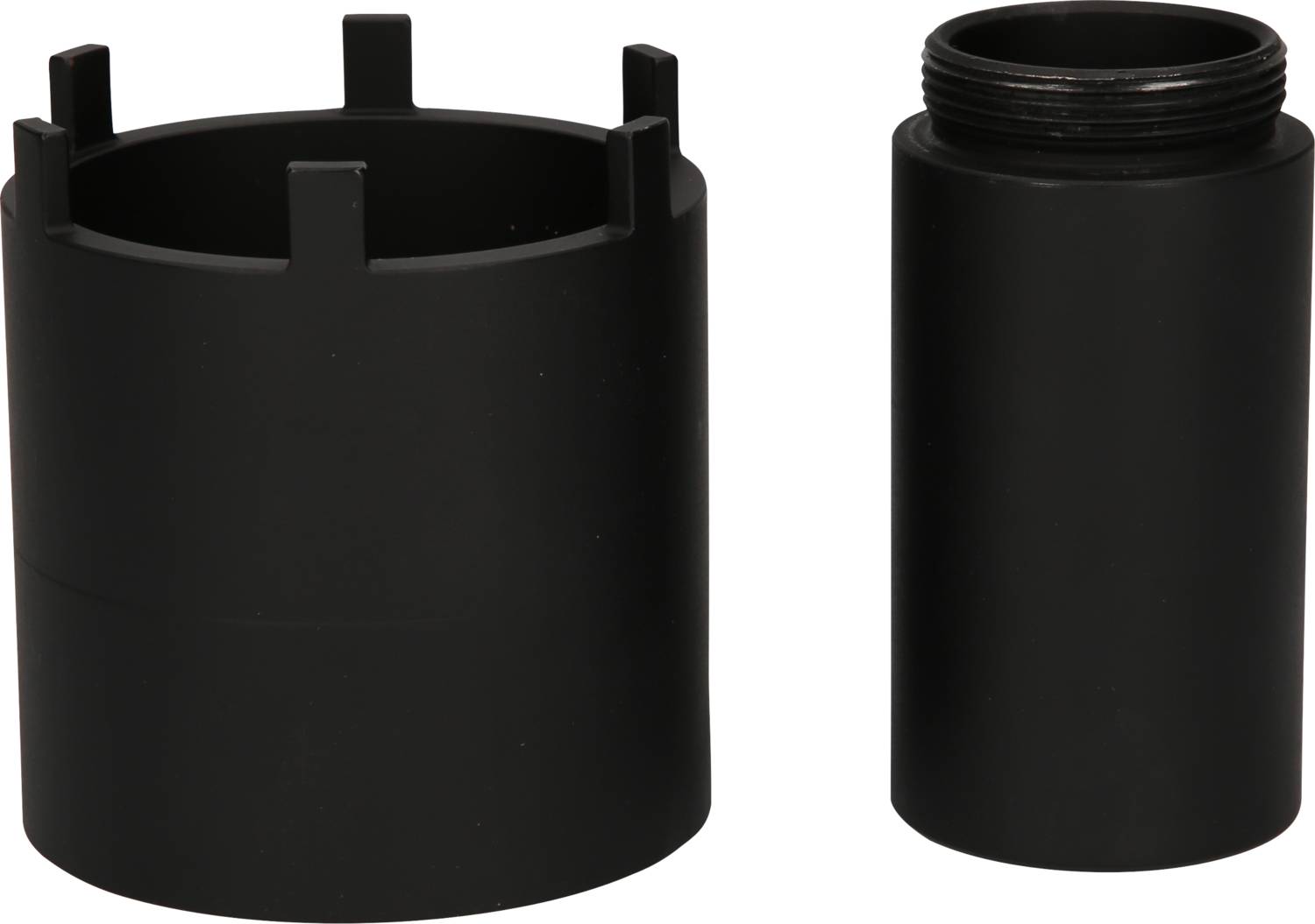 Dwa czarne cylindry: po lewej szerszy z czterema pionowymi kołkami, po prawej węższy z otworem gwintowanym.