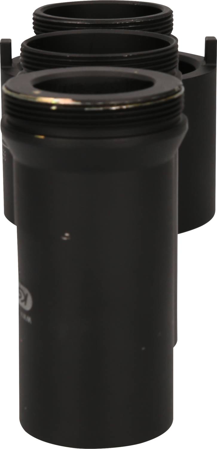 Trzy czarne, cylindryczne rury stoją pionowo jedna za drugą.