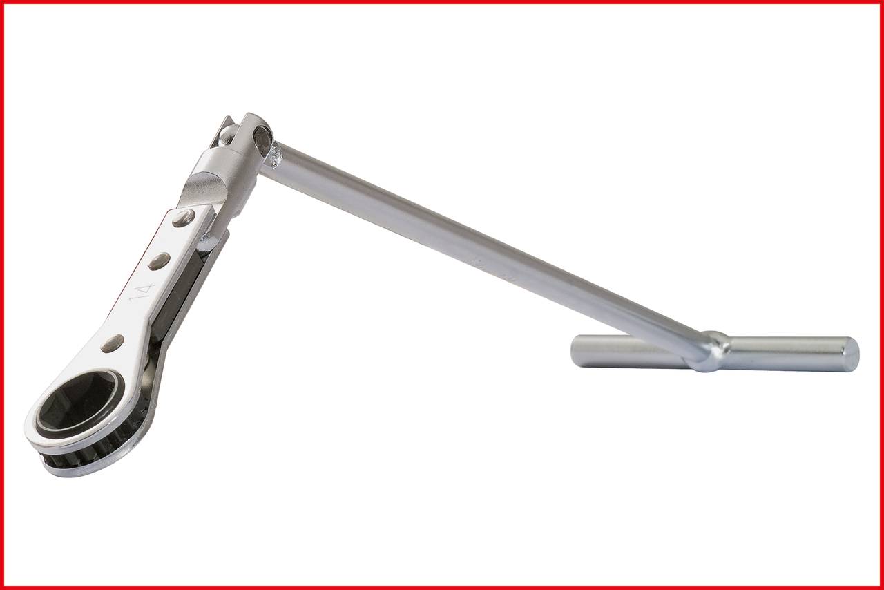 Srebrny nasadowy klucz zapadkowy z długim ramieniem dźwigni; służy do dokręcania lub odkręcania śrub i nakrętek.