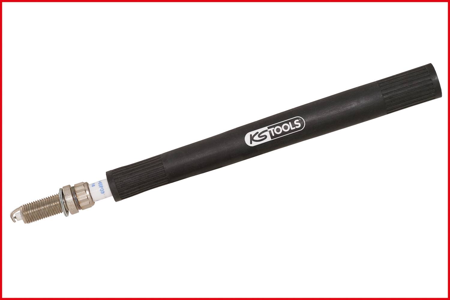 Klucz do świec zapłonowych firmy KS Tools z czarną rękojeścią i wmontowaną świecą zapłonową, używany do wkładania i wykręcania świec zapłonowych.