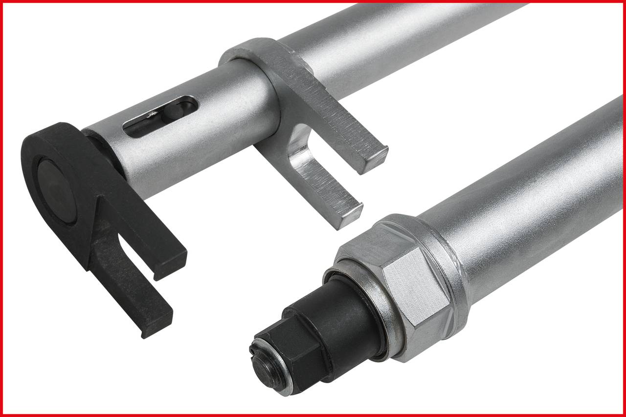 Zbliżenie srebrnego elementu narzędziowego z czarnym hakiem i gwintem na końcu, prawdopodobnie stanowiącego część mechanizmu.