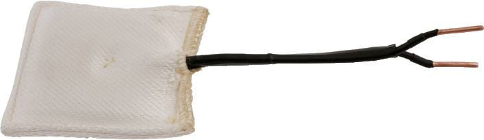 Mały kwadratowy element ceramiczny z dwoma wystającymi przewodami miedzianymi, prawdopodobnie elektryczny element grzejny.