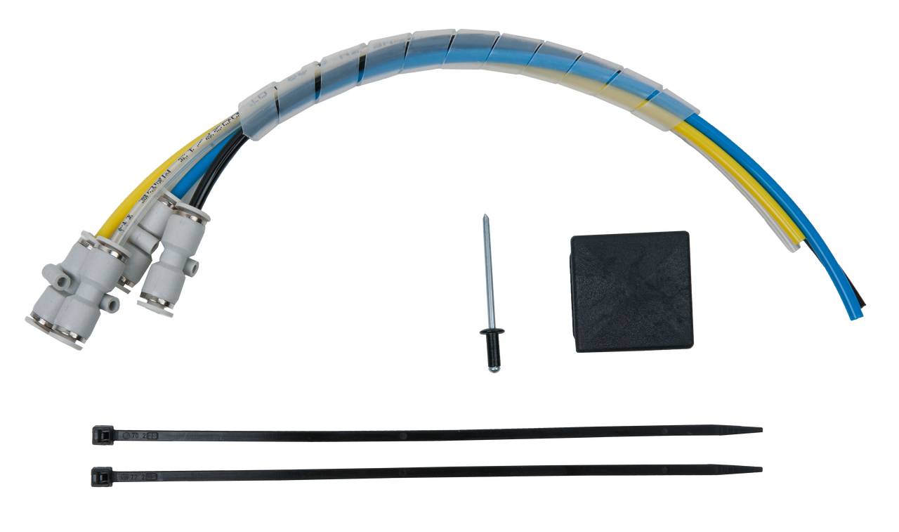 Zestaw przewodów z dwoma zaciskami, dwoma opaskami kablowymi, jednym śrubikiem i małą czarną osłoną. Akcesoria elektroinstalacyjne.